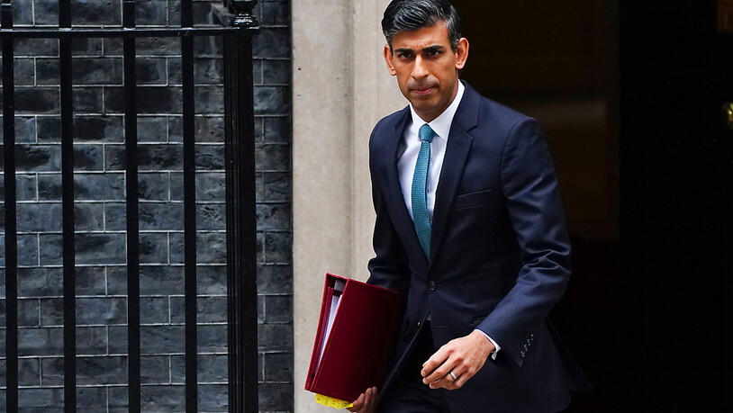 Großbritanniens neuer Premierminister Rishi Sunak verlässt 10 Downing Street. Das politische Chaos im Vereinigten Königreich mit zahlreichen Regierungswechseln ist mit hohen Kosten für die Steuerzahler verbunden. Foto: Victoria Jones/PA Wire/dpa