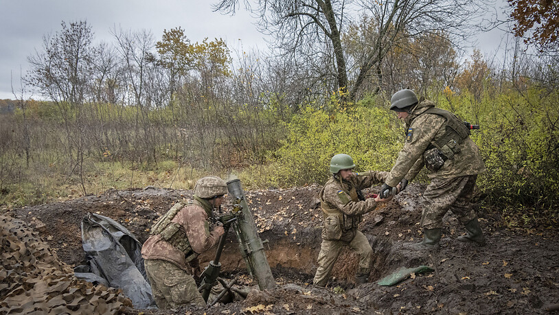 Soldaten aus der Ukraine feuern einen Mörser an der Frontlinie in der Nähe von Bachmut ab. Foto: Efrem Lukatsky/AP/dpa