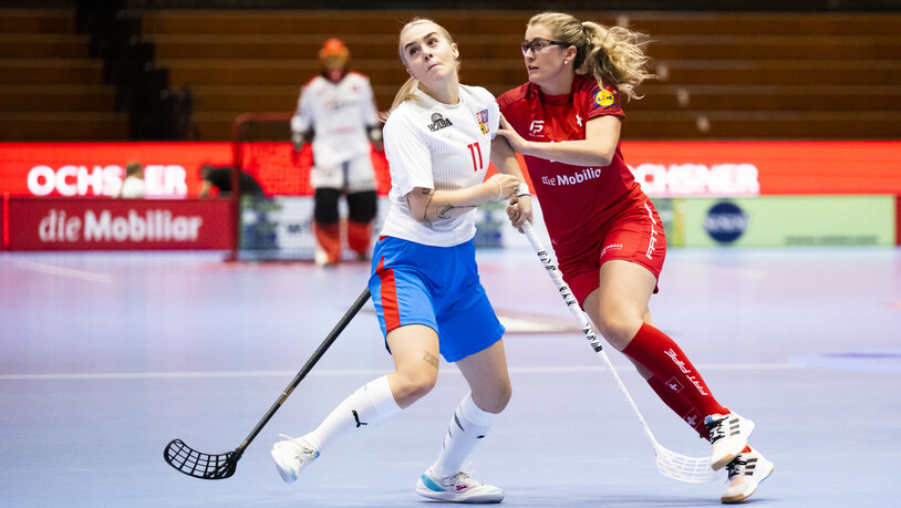 Kampf um den Ball: Die Bündnerin Chiara Gredig (rechts) duelliert sich mit einer Tschechin.