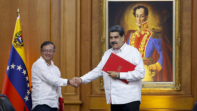 Der kolumbianische Präsident Gustavo Petro (l) und sein venezolanischer Amtskollege Nicolas Maduro schütteln sich nach der Unterzeichnung von Vereinbarungen im Präsidentenpalast Miraflores in Caracas die Hände. Foto: Pedro Rances Mattey/dpa
