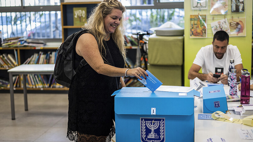 Eine Wählerin gibt ihre Stimme in einem Wahllokal während der israelischen Parlamentswahlen 2022 ab. Bei der Parlamentswahl in Israel wurde bisher die höchste Wahlbeteiligung seit 1999 verzeichnet. Foto: Ilia Yefimovich/dpa