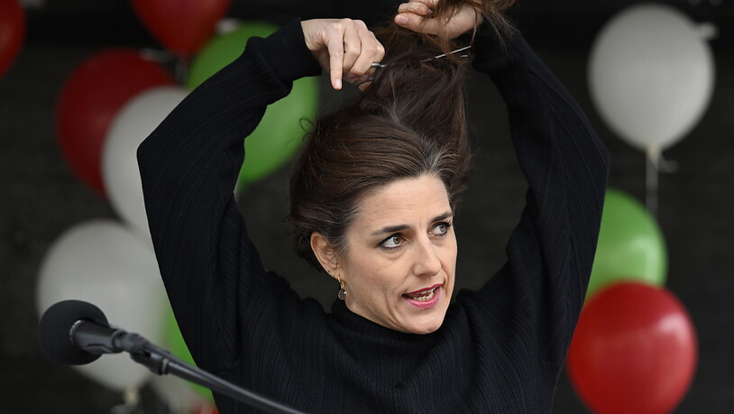 Nationalrätin Flavia Wasserfallen (SP/BE) schneidet sich an der Kundgebung in Bern aus Solidarität mit den Iranerinnen die Haare ab.