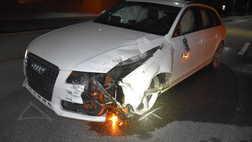 Mit Verkehrsinsel und Metallzaun kollidiert: Das Auto wurde bei dem Unfall beschädigt.