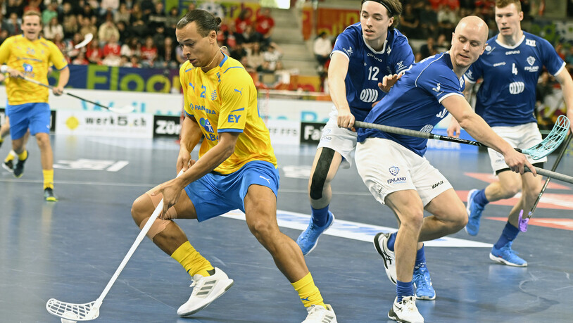 Stark am Ball: Der Schwede Niklas Ramirez schirmt den Ball gekonnt gegen drei finnische Gegenspieler ab.