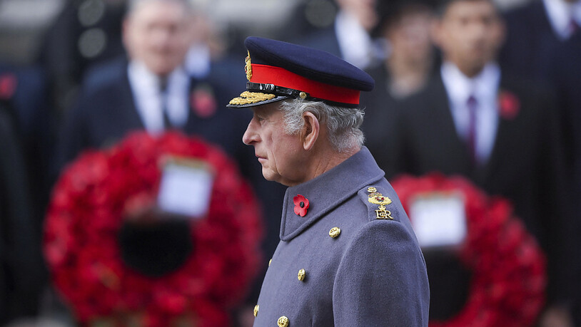 König Charles III. am Ehrenmal in Whitehall. Foto: Toby Melville/Reuters Pool/AP/dpa