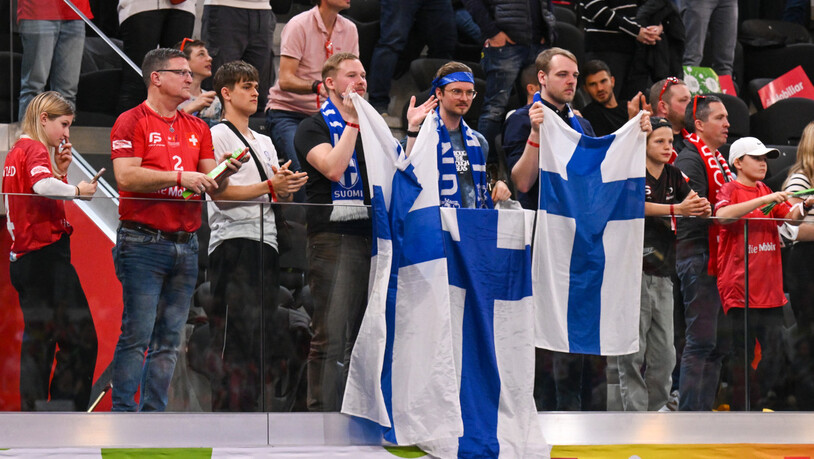 In Unterzahl, aber laut: Die Finnen-Fans geben Gas. 