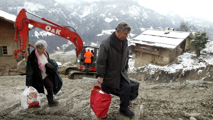 Ein Ehepaar kehrt am 5. Dezember 2002 nach 89 Tagen Evakuierung in sein verwüstetes Haus in Schlans zurück.