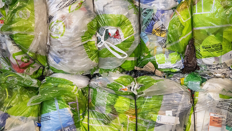 Plastik belastet die Umwelt. Laut Greenpeace müssen die grossen Konzerne mehr tun, um Abfall zu vermeiden. (Symbolbild)