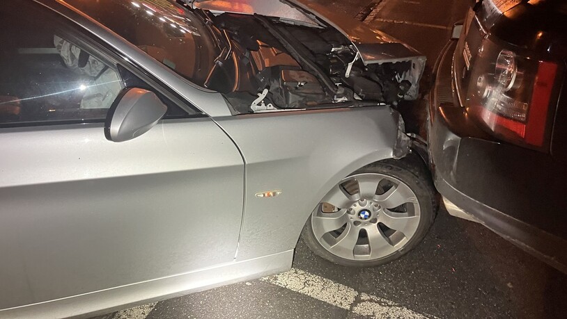 Kontrolle verloren: Ein 18-jähriger Autofahrer beschleunigt in einer Linkskurve zu stark und kollidiert mit einem Zaun und parkierten Auto.