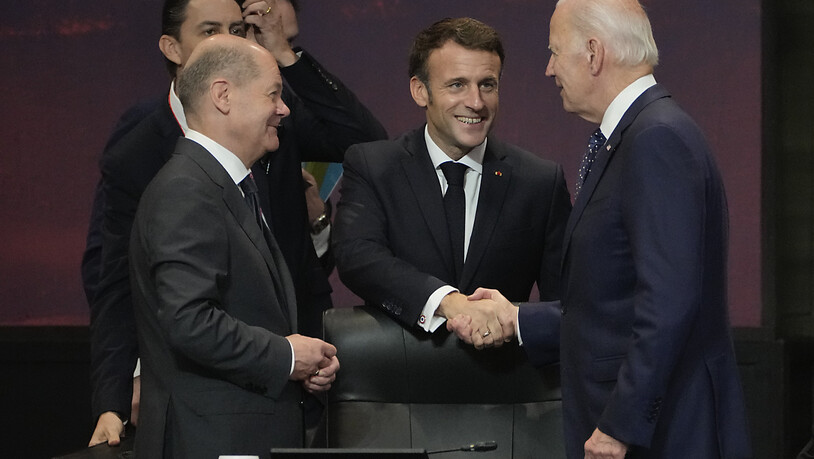 US-Präsident Joe Biden schüttelt dem französischen Präsidenten Emmanuel Macron die Hand auf dem G20-Gipfel. Foto: Dita Alangkara/Pool AP/dpa