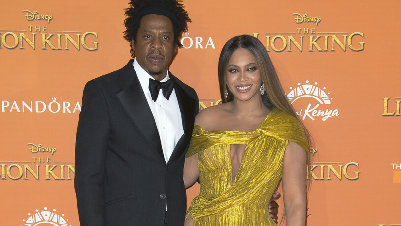 ARCHIV - Die Sänger Jay-Z und Beyonce lächeln bei ihrer Ankunft zur "Lion King"-Premiere. Foto: Joel C Ryan/Invision/AP/dpa