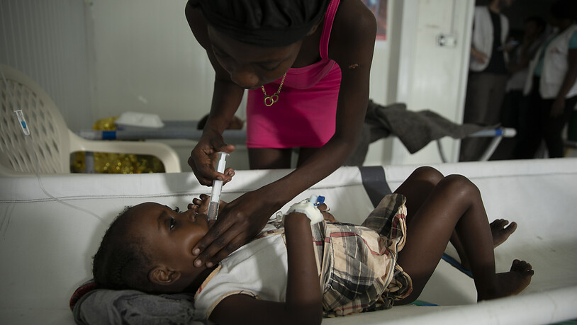 Laut Gesundheitsbeamten hat nicht jeder Patient so viel Glück wie dieses kleine Mädchen, das wegen ihrer Cholera-Symptome in einem Krankenhaus behandelt wird. Viele Menschen sterben, weil sie die Kliniken nicht rechtzeitig erreichen. Foto: Odelyn Joseph…