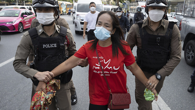 Bei den Protesten in Bangok kam es auch zu Festnahmen. Foto: Wason Wanichakorn/AP/dpa