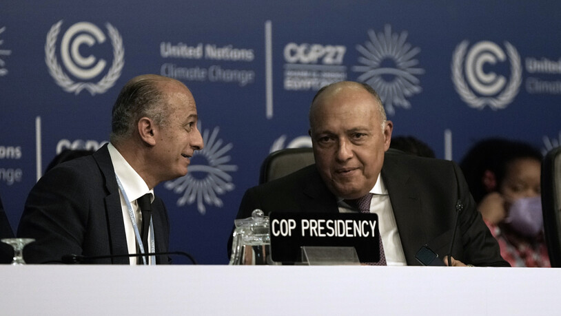 Wael Aboulmagd (l), Sonderbeauftragter des COP-Vorsitzes, spricht mit Sameh Shoukry, Präsident des COP27-Klimagipfels, während sie am Gipfel teilnehmen. Foto: Nariman El-Mofty/AP/dpa