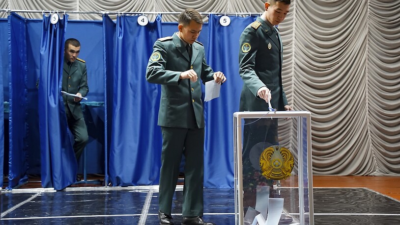 Nationale Soldaten geben ihre Stimme in einem Wahllokal in Almaty, Kasachstan, ab. Foto: Vladimir Tretyakov/NUR.KZ via AP/dpa