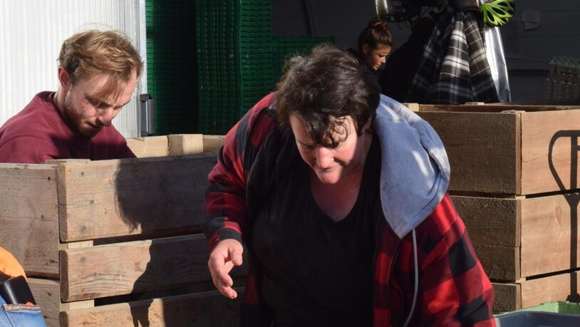 Alle Hände voll zu tun: Petra Krucker und ihr Team machen die Ware parat. BILD GABI CORVI