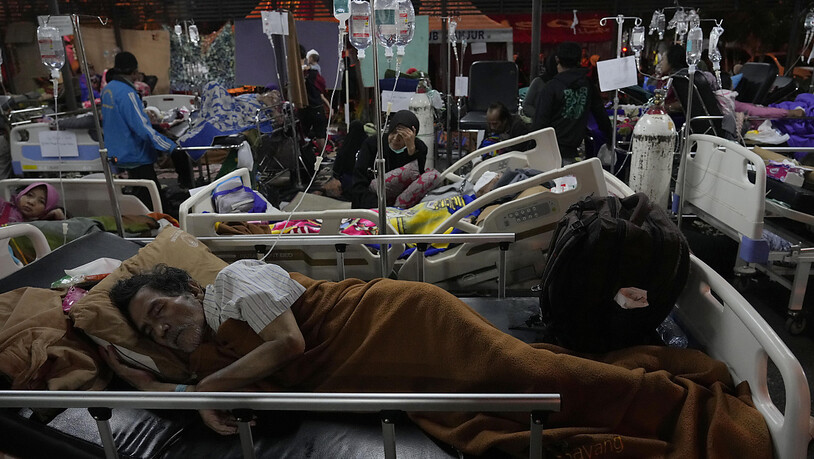 Das Erdbeben der Stärke 5,6 in Indonesien hat bisher zahlreiche Tote gefordert. Die Krankenhäuser in Westjava sind derweil gefüllt mit Überlebenden, die auf medizinische Versorgung angewiesen sind. Foto: Tatan Syuflana/AP/dpa