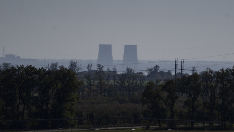 ARCHIV - Das Kernkraftwerk Saporischschja ist aus einer Entfernung von etwa zwanzig Kilometern zu sehen. Foto: Leo Correa/AP/dpa