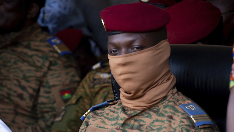 Bei Angriffen mutmasslicher Dschihadisten in Burkina Faso sind mindestens 14 Menschen getötet worden. Im Oktober hatte Übergangspräsident Ibrahim Traoré (Bild) eine Kampagne gestartet, um 50'000 Zivilisten für den Kampf gegen Dschihadisten zu anzuwerben…