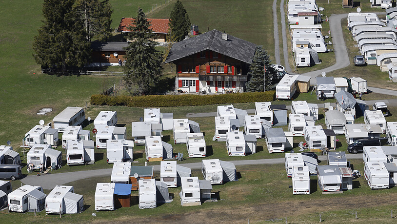 Die Zahl der Übernachtungen auf Campingplätzen stagnierte im dritten Quartal. Im Bild: Wohnwagen auf einem Campingplatz in Grindelwald. (Archivbild)