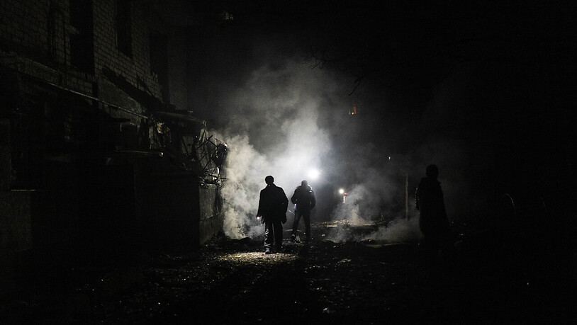 Anwohner gehen nach einem Angriff in Cherson durch die Trümmer. Foto: Bernat Armangue/AP/dpa