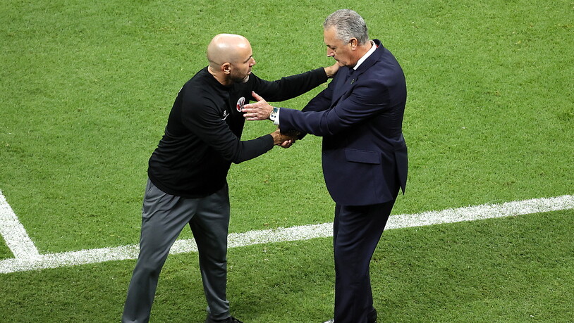 Katar-Trainer Felix Sanchez (links) gratuliert Ecuadors Coach Gustavo Alfaro zum Sieg