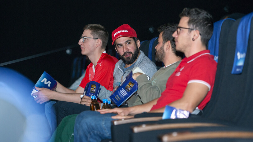 Das Blue Cinema Chur veranstaltete zum ersten Spiel der Schweizer Nationalmannschaft an der Fussball-WM ein Public Viewing. Die Fans haben es sich mit Popcorn in den Sesseln gemütlich gemacht.