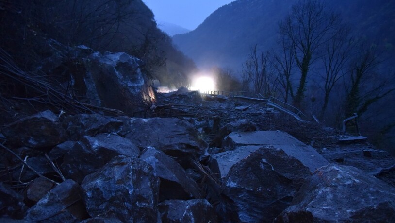 Kein Vorwärtskommen wegen Felssturz: Die Calancastrasse zwischen der Abzweigung Castaneda und Molina wurde auf einer Länge von über 150 Metern verschüttet und beschädigt.