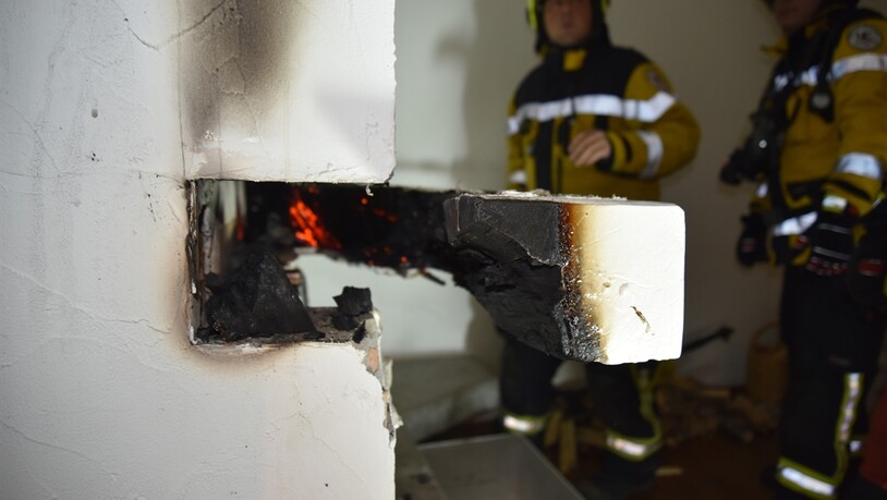 27 Feuerwehrkräfte im Einsatz: In Malans brannte in der Nacht auf Montag ein Holzbalken beim Cheminée.
