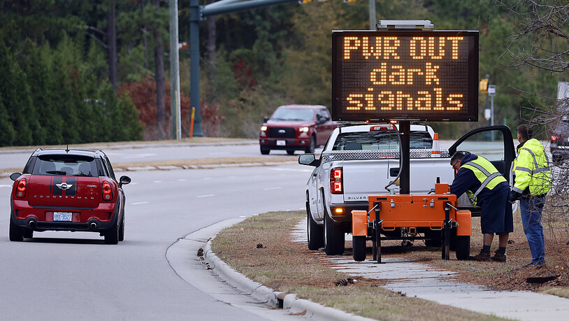 Ein automatisches Display warnt Autofahrer vor dem Stromausfall in Southern Pines im US-Bundesstaat North Carolina. Foto: Karl B Deblaker/AP/dpa
