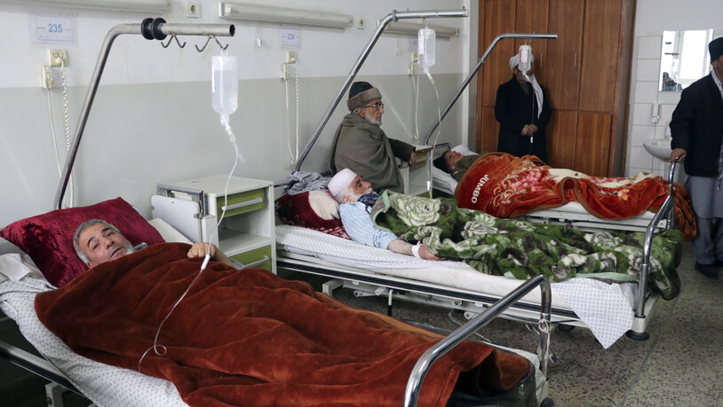 Nach einem Bombenanschlag am Straßenrand in der Hauptstadt der Provinz Balkh im Norden Afghanistans werden Verwundete in einem Krankenhaus behandelt. Foto: Uncredited/AP/dpa