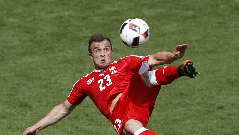 Xherdan Shaqiri setzt zum Seitfallzieher an: Das 1:1 gegen Polen bringt die Schweiz aber nicht weiter