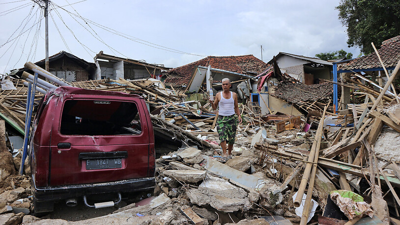 Ein Mann geht über die Trümmer von Häusern in einem Viertel, das von dem Erdbeben am 21.11.2022 stark betroffen war. Bei dem Beben der Stärke 5,6 wurden Hunderte von Menschen, darunter viele Kinder, getötet und Tausende verletzt. Foto: Rangga Firmansyah…