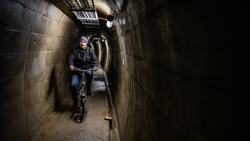 Die Energiekrise rückt die Wasserkraft in den Fokus. Ein Besuch in der Staumauer Valle di Lei zeigt, welche Geheimnisse tief im Beton versteckt sind. Kraftwerke-Hinterrhein-Direktor Guido Conrad nimmt jeweils das Fahrrad, um sich durch die Gänge der Staumauer zu bewegen.