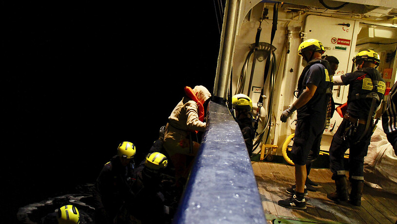 Migranten gehen an Bord eines Rettungsschiffes. Die Besatzung der Schiffe «Humanity 1» und «Louise Michel» haben in internationalen Gewässern vor der libyschen Küste Rettungsmissionen durchgeführt. Foto: Nicole Thyssen/SOS Humanity via Ap/dpa