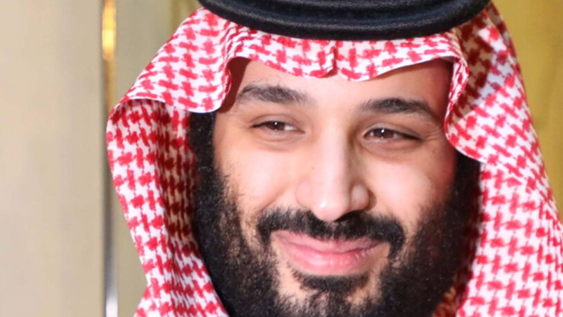 Kontrolliert den Staatsfonds, der wiederum hinter der Saudi National Bank steht: Kronprinz Mohammed bin Salman Al Saud. Der starke Mann auf der arabischen Halbinsel grinst gerne in der Öffentlichkeit. Und er lässt Gegner morden - dies behaupten…
