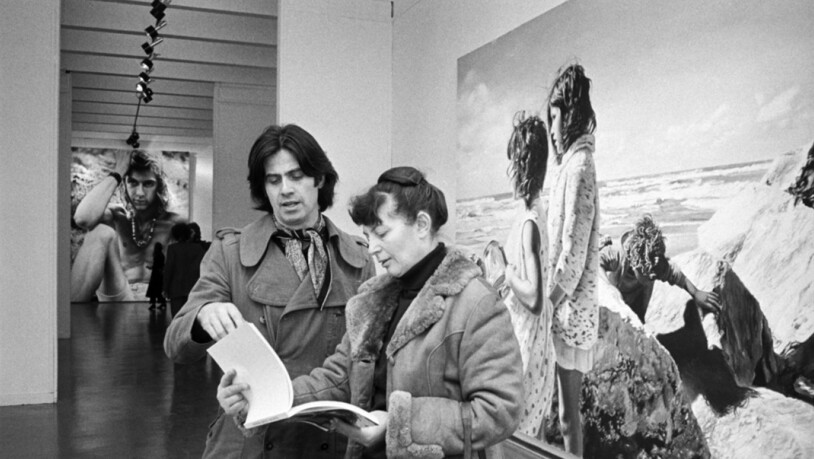 Der Schweizer Maler und Fotorealist Franz Gertsch, links, erläutert im Jahre 1972 anlässlich der Ausstellung seiner Werke im Kunstmuseum Luzern einer Besucherin den Ausstellungskatalog. (Archiv)