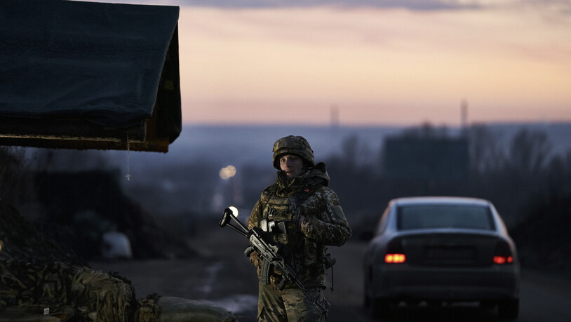Ein ukrainischer Soldat steht an einem Kontrollpunkt in Kramatorsk. Foto: Libkos/AP/dpa
