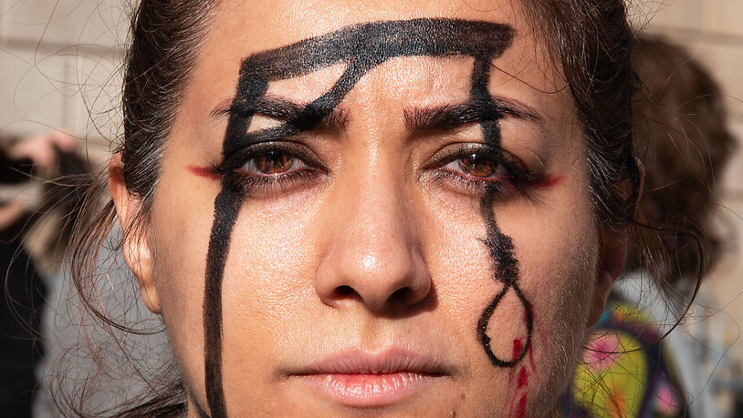 dpatopbilder - Proteste auch in Spanien: Eine Frau hat einen Galgen auf ihr Gesicht gemalt, um während der Demonstration an die Ermordung von Mohsen Shekari zu erinnern. Foto: Ximena Borrazas/SOPA Images via ZUMA Press Wire/dpa