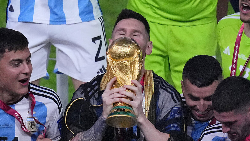 Lionel Messi küsste die Trophäe im ungewohnten Gewand