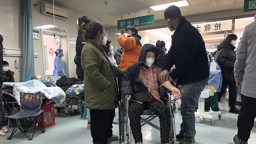 Chinesische Spitäler sehen sich mit einem starken Anstieg von Corona-Patienten konfrontiert. Im Bild eine Klinik zu Weihnachten in Bahou im Norden Chinas.