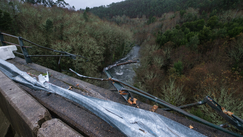 Ein Gitter auf einer Brücke ist zerstört, nachdem ein Bus an dieser Stelle abgestürzt war. Bei einem Busunfall kamen in Galicien im Nordwesten des Landes mindestens sechs Menschen ums Leben. Foto: César Arxina/EUROPA PRESS/dpa