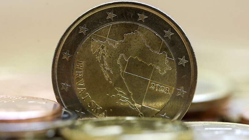 Der Euro-Beitritt Kroatiens zum 1. Januar 2023 treibt die Produktion von Euro-Münzen in die Höhe. Die Europäische Zentralbank (EZB) hat den 19 Eurostaaten sowie Kroatien die Herstellung von Geldstücken im Gesamtvolumen von fast 2,6 Milliarden Euro…