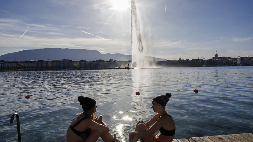 Diese zwei Frauen im Genfer Paquis-Bad nahmen am 1. Januar das erste Sonnenbad des Jahres im Bikini.