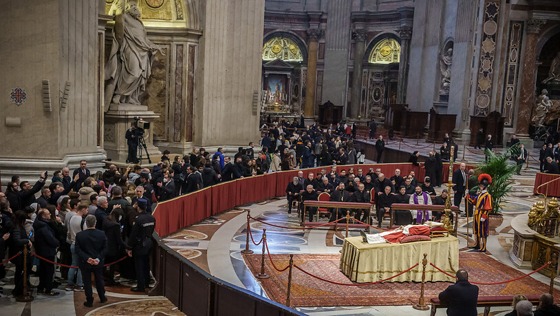 Viele Gläubige strömen in den Petersdom, um sich von dem verstorbenen Papst Benedikt XVI. zu verabschieden. Foto: Michael Kappeler/dpa