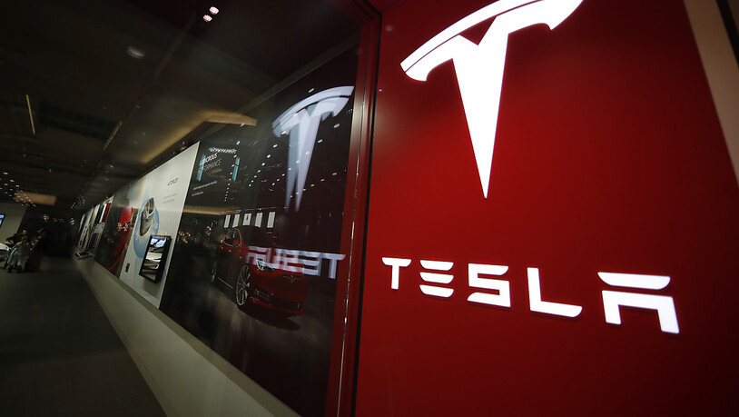 Der Elektrofahrzeugbauer Tesla hat im vierten Quartal weniger Fahrzeuge an seine Kunden übergeben, als Experten erwartet hatten. (Archivbild)