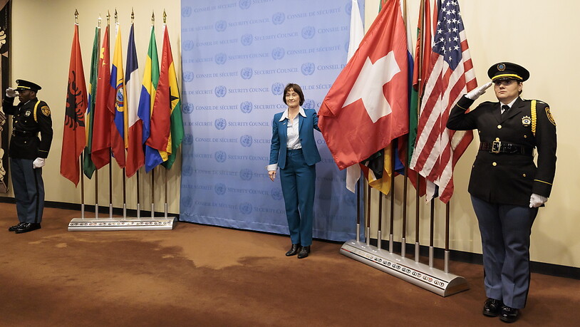 Die Schweiz hat am Dienstag ihre zweijährige Arbeit im Uno-Sicherheitsrat aufgenommen. Am Hauptsitz der Vereinten Nationen in New York wurden die Flaggen der Schweiz und der anderen neuen nichtständigen Mitglieder des höchsten Uno-Gremiums gesetzt.