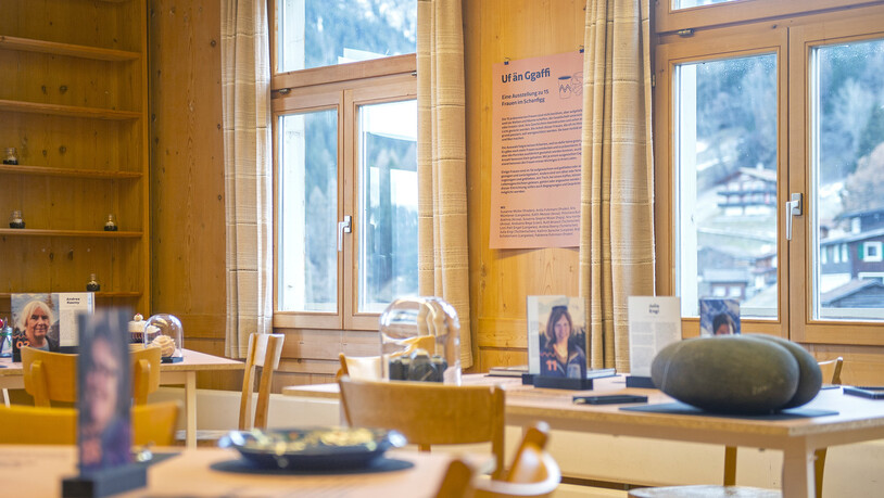 15 Frauen, 15 Geschichten: In der Tschiertschner Ausstellung «Uf än Ggaffi» berichten Frauen aus Schanfigg aus ihrem Leben. Das Publikum erfährt berührende Geschichten aus dem Bergtal in Text, Bild und Ton.