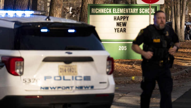 Die Polizei ist an der Richneck-Grundschule im Einsatz. Foto: Billy Schuerman/The Virginian-Pilot/AP/dpa - ACHTUNG: Nur zur redaktionellen Verwendung und nur mit vollständiger Nennung des vorstehenden Credits