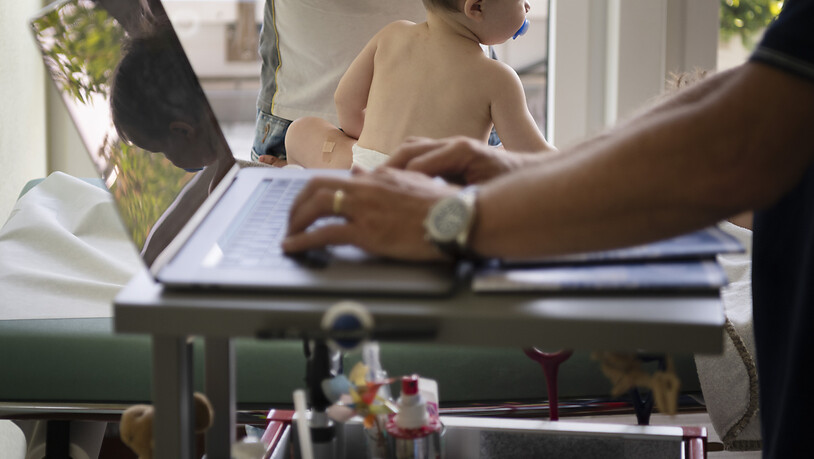 Ein Kinderarzt hält die Untersuchungsergebnisse in einem elektronischen Patienten-Dossier fest. (Archivbild).